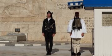 O 20χρονος Κωνσταντίνος Τιφτιρικίδης ως Πόντιος Εύζωνας (φωτ.: Ποντιακός Σύλλογος Ζυγού Καβάλας «Υψηλάντης»)