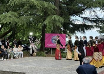 Τα νεαρότερα μέλη του Συλλόγου Ποντίων Έδεσσας «Άγιος Θεόδωρος Γαβράς» έσυραν το χορό με φόντο τον καταρράκτη (φωτ.: facebook/Σύλλογος Ποντίων Έδεσσας Αγ.Θεόδωρος Γαβράς)