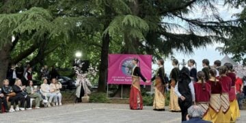 Τα νεαρότερα μέλη του Συλλόγου Ποντίων Έδεσσας «Άγιος Θεόδωρος Γαβράς» έσυραν το χορό με φόντο τον καταρράκτη (φωτ.: facebook/Σύλλογος Ποντίων Έδεσσας Αγ.Θεόδωρος Γαβράς)
