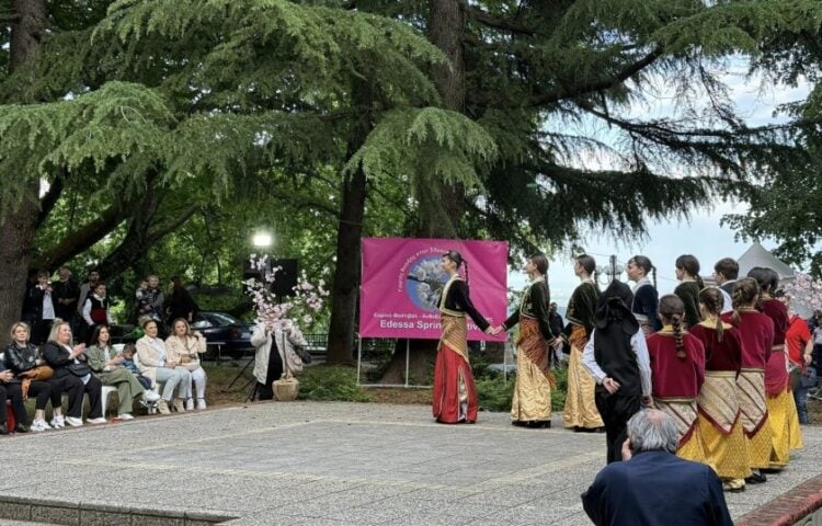 Τα νεαρότερα μέλη του Συλλόγου Ποντίων Έδεσσας «Άγιος Θεόδωρος Γαβράς» έσυραν το χορό με φόντο τον καταρράκτη (φωτ.: facebook/Σύλλογος Ποντίων Έδεσσας Αγ.Θεόδωρος Γαβράς)