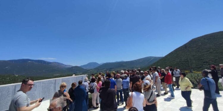 Οι Πόντιοι Σαλαμίνας στο Μαυσωλείο Θυμάτων Ναζισμού Διστόμου (φωτ.: facebook.com/ ΕΝΩΣΗ ΠΟΝΤΙΩΝ ΣΑΛΑΜΙΝΑΣ "ΠΑΝΑΓΙΑ ΣΟΥΜΕΛΑ")