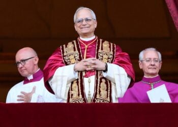 Ο νέος πάπας Λέων ΙΔ΄ χαμογελά βλέποντας τα πλήθη που έχουν συγκεντρωθεί στην πλατεία του Αγίου Πέτρου για την εκλογή του (φωτ.: EPA/Ettore Ferrari)
