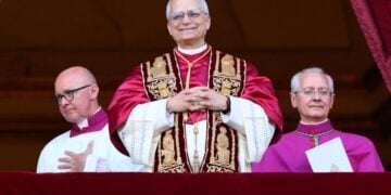 Ο νέος πάπας Λέων ΙΔ΄ χαμογελά βλέποντας τα πλήθη που έχουν συγκεντρωθεί στην πλατεία του Αγίου Πέτρου για την εκλογή του (φωτ.: EPA/Ettore Ferrari)