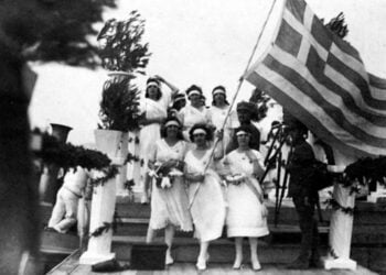 (Πηγή: Μανώλης Μεγαλοκονόμος, «Η Σμύρνη – Από το αρχείο ενός φωτορεπόρτερ», εκδ. Ερμής, 1992)