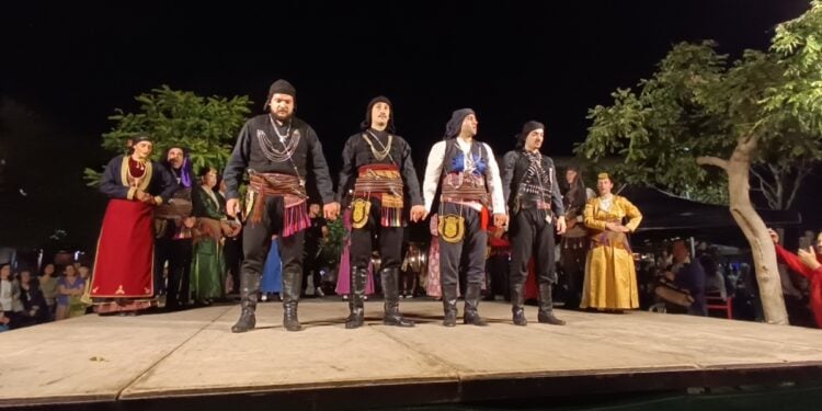 Οι πυρριχιστές της Ένωσης Ποντίων Βριλησσίων «Τραντέλληνες» στις εκδηλώσεις για την γιορτή της Ανάληψης στα Βριλήσσια (φωτ.: trantellines.gr)