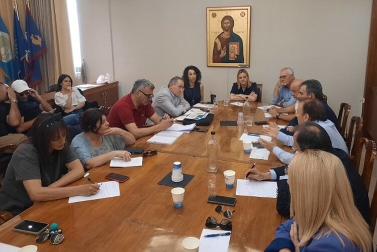 Ευρεία σύσκεψη στις Σέρρες για το πρόβλημα με το ουράνιο που ανιχνεύθηκε σε δύο πηγές του δικτύου υδροδότησης (φωτ.: facebook.com/DimosSerrwnofficial)
