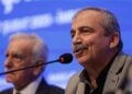 Ο Σιρί Σουρεγιά Οντέρ μιλά στους δημοσιογράφους μετά την επίσκεψή του στον φυλακισμένο Αμπντουλάχ Οτζαλάν τον περασμένο Φεβρουάριο (φωτ.: EPA/Erdem Sahin)