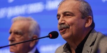 Ο Σιρί Σουρεγιά Οντέρ μιλά στους δημοσιογράφους μετά την επίσκεψή του στον φυλακισμένο Αμπντουλάχ Οτζαλάν τον περασμένο Φεβρουάριο (φωτ.: EPA/Erdem Sahin)