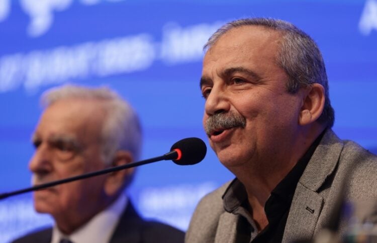 Ο Σιρί Σουρεγιά Οντέρ μιλά στους δημοσιογράφους μετά την επίσκεψή του στον φυλακισμένο Αμπντουλάχ Οτζαλάν τον περασμένο Φεβρουάριο (φωτ.: EPA/Erdem Sahin)