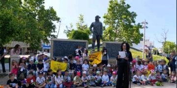 Την μαύρη επέτειο της Γενοκτονίας των Ελλήνων Ποντίων τίμησαν στη Θέρμη τα παιδιά του 1ου, 3ου και 4ου νηπιαγωγείου (φωτ.: facebook.com/Σωματείο Παναγία Σουμελά Δήμου Θέρμης)