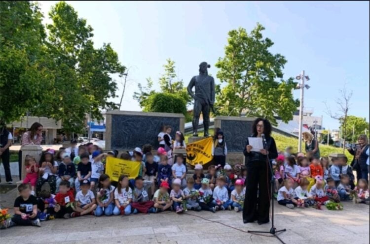 Την μαύρη επέτειο της Γενοκτονίας των Ελλήνων Ποντίων τίμησαν στη Θέρμη τα παιδιά του 1ου, 3ου και 4ου νηπιαγωγείου (φωτ.: facebook.com/Σωματείο Παναγία Σουμελά Δήμου Θέρμης)