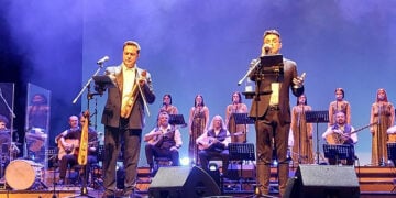 Ο Ματθαίος και ο Κωνσταντίνος Τσαχουρίδης στη σκηνή του Μεγάρου Μουσικής Θεσσαλονίκης (φωτ.: Facebook / Αμύντας σύλλογος Αμυνταιωτών, περιχώρων και φίλων)