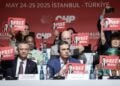 Πλακάτ που γράφει «Λευτεριά στον Ιμάμογλου» στο Συμβούλιο της Σοσιαλιστικής Διεθνούς στην Κωνσταντινούπολη (φωτ.: EPA/Erdem Sahin)