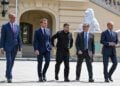 Φρίντριχ Μερς, Εμανουέλ Μακρόν, Βολοντίμιρ Ζελένσκι, Κιρ Στάρμερ και Ντόναλντ Τουσκ κατά τη σημερινή τους συνάντηση στο Κίεβο (φωτ.: EPA/DAREK DELMANOWICZ POLAND OUT)