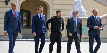 Φρίντριχ Μερς, Εμανουέλ Μακρόν, Βολοντίμιρ Ζελένσκι, Κιρ Στάρμερ και Ντόναλντ Τουσκ κατά τη σημερινή τους συνάντηση στο Κίεβο (φωτ.: EPA/DAREK DELMANOWICZ POLAND OUT)