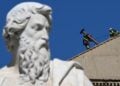 Εικόνα από τις εργασίες στη στέγη της Καπέλα Σιξτίνα στο Βατικανό, όπου τοποθετήθηκε η καπνοδόχος (φωτ.:  EPA/ETTORE FERRARI)