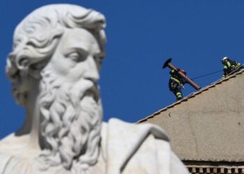 Εικόνα από τις εργασίες στη στέγη της Καπέλα Σιξτίνα στο Βατικανό, όπου τοποθετήθηκε η καπνοδόχος (φωτ.:  EPA/ETTORE FERRARI)