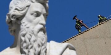 Εικόνα από τις εργασίες στη στέγη της Καπέλα Σιξτίνα στο Βατικανό, όπου τοποθετήθηκε η καπνοδόχος (φωτ.:  EPA/ETTORE FERRARI)
