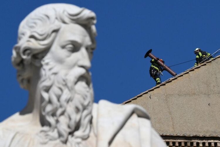 Εικόνα από τις εργασίες στη στέγη της Καπέλα Σιξτίνα στο Βατικανό, όπου τοποθετήθηκε η καπνοδόχος (φωτ.:  EPA/ETTORE FERRARI)