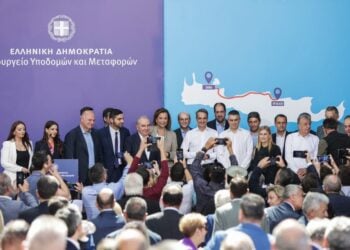 Εικόνα από την εκδήλωση για την υπογραφή της σύμβασης κατασκευής του τμήματος Ηράκλειο-Χανιά του Βόρειου Οδικού Άξονα Κρήτης, στο Πολιτιστικό και Συνεδριακό Κέντρο Ηρακλείου, παρουσία του Κυριάκου Μητσοτάκη, υπουργών, βουλευτών και του περιφερειάρχη Κρήτης Σταύρου Αρναουτάκη (φωτ.: Στέφανος Ραπάνης/ EUROKINISSI)