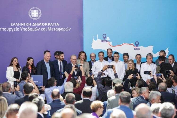Εικόνα από την εκδήλωση για την υπογραφή της σύμβασης κατασκευής του τμήματος Ηράκλειο-Χανιά του Βόρειου Οδικού Άξονα Κρήτης, στο Πολιτιστικό και Συνεδριακό Κέντρο Ηρακλείου, παρουσία του Κυριάκου Μητσοτάκη, υπουργών, βουλευτών και του περιφερειάρχη Κρήτης Σταύρου Αρναουτάκη (φωτ.: Στέφανος Ραπάνης/ EUROKINISSI)