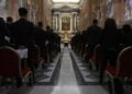 Αξιωματούχοι του Βατικανού που εμπλέκονται στη διαδικασία εκλογής νέου πάπα δίνουν όρκο μυστικότητας (φωτ.: EPA/Vatican Media)