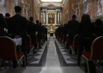 Αξιωματούχοι του Βατικανού που εμπλέκονται στη διαδικασία εκλογής νέου πάπα δίνουν όρκο μυστικότητας (φωτ.: EPA/Vatican Media)