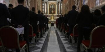 Αξιωματούχοι του Βατικανού που εμπλέκονται στη διαδικασία εκλογής νέου πάπα δίνουν όρκο μυστικότητας (φωτ.: EPA/Vatican Media)