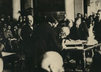 Ο Ελευθέριος Βενιζέλος ως πρωθυπουργός της Ελλάδας υπογράφει τη Συνθήκη των Σεβρών, 10/28 Αυγούστου 1920 (φωτ.: 
Εθνικό Ίδρυμα Ερευνών και Μελετών «Ελευθέριος Κ. Βενιζέλος»)