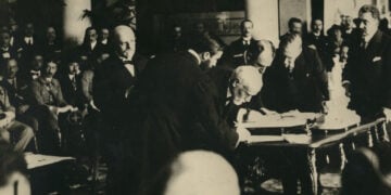 Ο Ελευθέριος Βενιζέλος ως πρωθυπουργός της Ελλάδας υπογράφει τη Συνθήκη των Σεβρών, 10/28 Αυγούστου 1920 (φωτ.: 
Εθνικό Ίδρυμα Ερευνών και Μελετών «Ελευθέριος Κ. Βενιζέλος»)