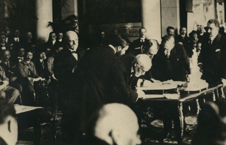 Ο Ελευθέριος Βενιζέλος ως πρωθυπουργός της Ελλάδας υπογράφει τη Συνθήκη των Σεβρών, 10/28 Αυγούστου 1920 (φωτ.: 
Εθνικό Ίδρυμα Ερευνών και Μελετών «Ελευθέριος Κ. Βενιζέλος»)