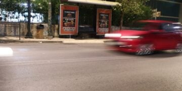 Η στάση του λεωφορείου στην οποία έπεσε όχημα με αποτέλεσμα να τραυματιστούν τρεις γυναίκες (φωτ.: Eurokinissi/Γιάννης Παναγόπουλος)