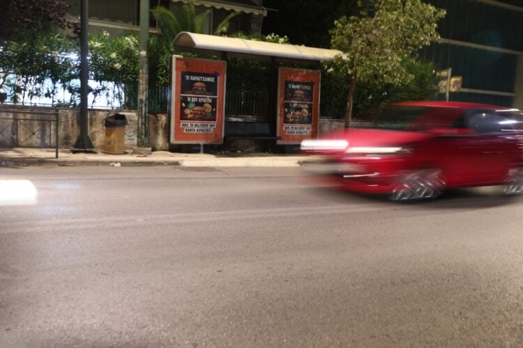 Η στάση του λεωφορείου στην οποία έπεσε όχημα με αποτέλεσμα να τραυματιστούν τρεις γυναίκες (φωτ.: Eurokinissi/Γιάννης Παναγόπουλος)