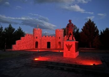 Με το κόκκινο χρώμα, του αίματος, φωταγωγήθηκε το Ηρώο Ακρίτα του Πόντου στη Νέα Χαραυγή Κοζάνης στη μνήμη των θυμάτων της Γενοκτονίας (Πηγή φωτ.: facebook.com/Πολιτιστικός Σύλλογος "Εύξεινος Λέσχη Νέας Χαραυγής Κοζάνης")