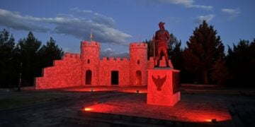 Με το κόκκινο χρώμα, του αίματος, φωταγωγήθηκε το Ηρώο Άκριτα του Πόντου στη Νέα Χαραυγή Κοζάνης στη μνήμη των θυμάτων της Γενοκτονίας (Πηγή φωτ.: facebook.com/Πολιτιστικός Σύλλογος "Εύξεινος Λέσχη Νέας Χαραυγής Κοζάνης")