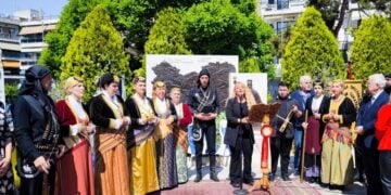 Η Δέσποινα Σαχινίδου, συνοδεία ποντιακής λύρας, ερμήνευσε το παραδοσιακό τραγούδι «Πάρθεν η Ρωμανία» (φωτ.: Facebook/Δήμος Καλαμαριάς)