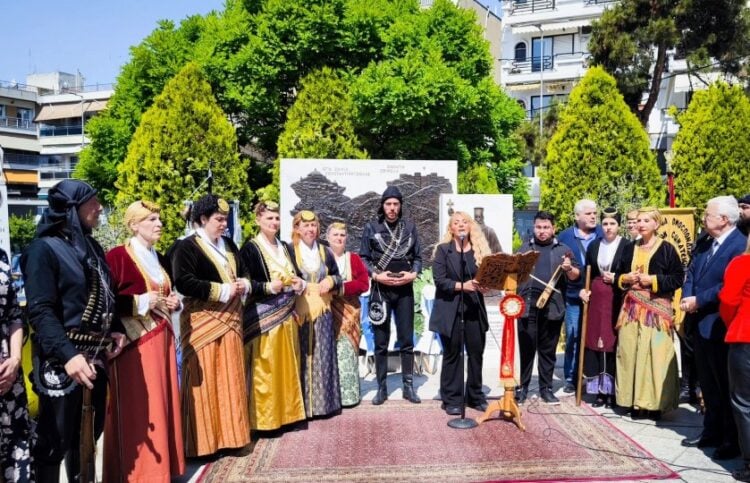 Η Δέσποινα Σαχινίδου, συνοδεία ποντιακής λύρας, ερμήνευσε το παραδοσιακό τραγούδι «Πάρθεν η Ρωμανία» (φωτ.: Facebook/Δήμος Καλαμαριάς)