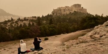 Σύννεφο αφρικανικής σκόνης σκέπασε την Αθήνα (φωτ.: EUROKINISSI/Κώστας Τζούμας)