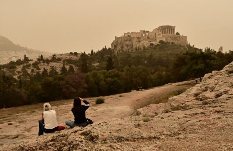 Σύννεφο αφρικανικής σκόνης σκέπασε την Αθήνα (φωτ.: EUROKINISSI/Κώστας Τζούμας)
