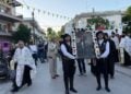 Μέλη του σωματείου «Παναγία Σουμελά Δήμου Θέρμης» με την εικόνα του αγίου Γεωργίου (φωτ.: facebook/Σωματείο Παναγία Σουμελά Δήμου Θέρμης)