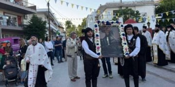 Μέλη του σωματείου «Παναγία Σουμελά Δήμου Θέρμης» με την εικόνα του αγίου Γεωργίου (φωτ.: facebook/Σωματείο Παναγία Σουμελά Δήμου Θέρμης)