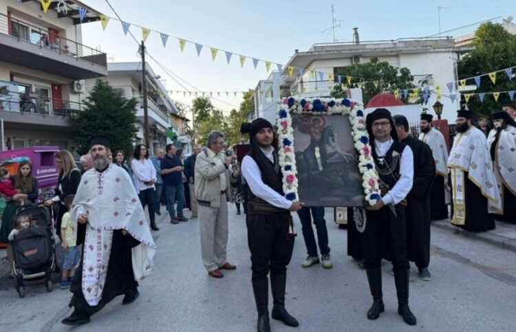 Μέλη του σωματείου «Παναγία Σουμελά Δήμου Θέρμης» με την εικόνα του αγίου Γεωργίου (φωτ.: facebook/Σωματείο Παναγία Σουμελά Δήμου Θέρμης)