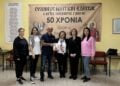 Στιγμιότυπο από την παράδοση της οικονομικής ενίσχυσης στην πρόεδρο του συλλόγου Γεωργία Κικίδου (φωτ.: Σύλλογος Ποντίων Έδεσσας «Ο Άγιος Θεόδωρος Γαβράς»)