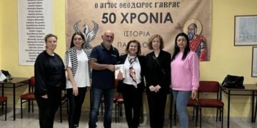Στιγμιότυπο από την παράδοση της οικονομικής ενίσχυσης στην πρόεδρο του συλλόγου Γεωργία Κικίδου (φωτ.: Σύλλογος Ποντίων Έδεσσας «Ο Άγιος Θεόδωρος Γαβράς»)