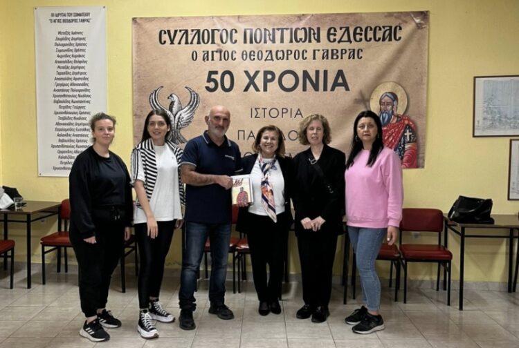 Στιγμιότυπο από την παράδοση της οικονομικής ενίσχυσης στην πρόεδρο του συλλόγου Γεωργία Κικίδου (φωτ.: Σύλλογος Ποντίων Έδεσσας «Ο Άγιος Θεόδωρος Γαβράς»)