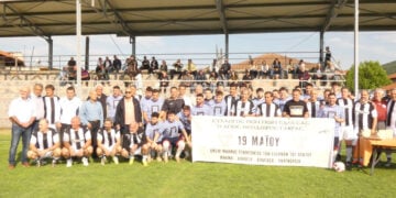 Αναμνηστική φωτογραφία πριν από τη σέντρα (φωτ.: Facebook / Edessa News)