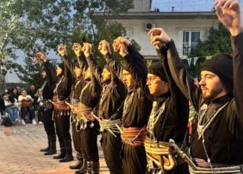 Ποντιακός χορός στην Πλατεία Γενοκτονίας (φωτ.: facebook/Σύλλογος Ποντίων Ασπροπύργου «Οι Ακρίτες Του Πόντου»)