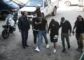 Στιγμιότυπο από την προσαγωγή των μελών της εγκληματικής οργάνωσης στον εισαγγελέα (φωτ.: ΜΟΤΙΟΝΤΕΑΜ/Βασίλης Βερβερίδης)