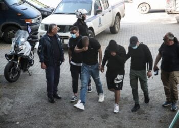 Στιγμιότυπο από την προσαγωγή των μελών της εγκληματικής οργάνωσης στον εισαγγελέα (φωτ.: ΜΟΤΙΟΝΤΕΑΜ / Βασίλης Βερβερίδης)