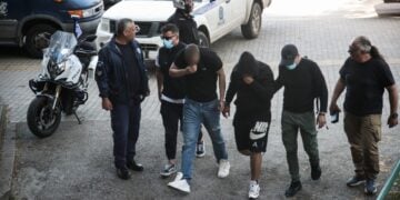 Στιγμιότυπο από την προσαγωγή των μελών της εγκληματικής οργάνωσης στον εισαγγελέα (φωτ.: ΜΟΤΙΟΝΤΕΑΜ/Βασίλης Βερβερίδης)